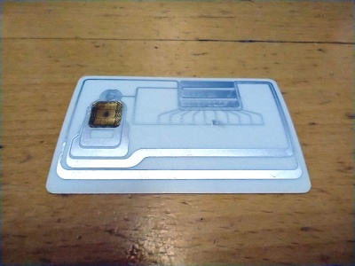 Voici ce qui se passe à l'intérieur de votre carte bancaire.  Le condensateur variable est affiché en haut au centre et la puce est assise dans sa bobine de lecture à gauche.