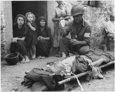 Le soldat Roy W. Humphrey de Toledo, Ohio reçoit du plasma sanguin après avoir été blessé par des éclats d'obus en Sicile le 9 août 1943