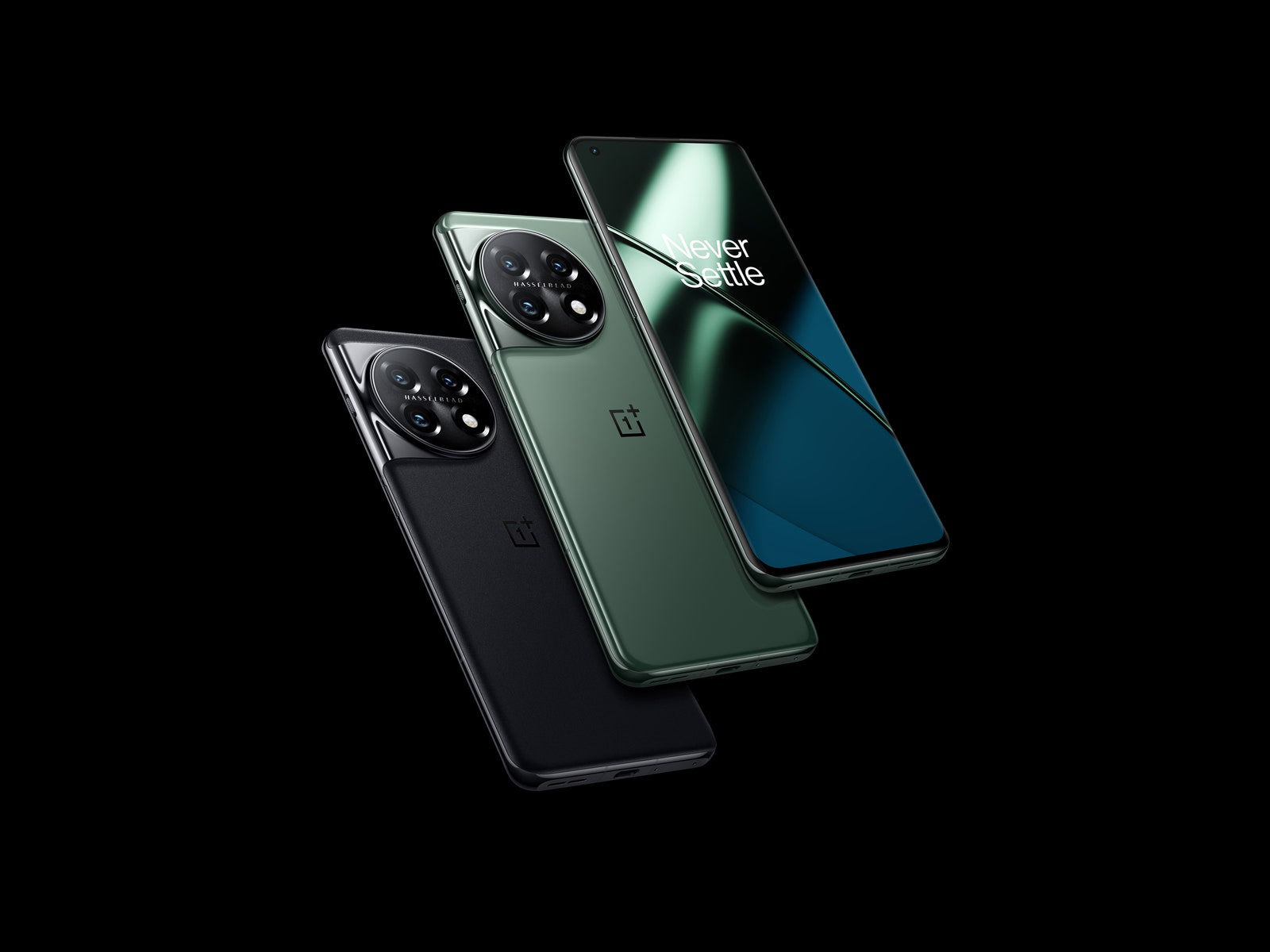 OnePlus 11 en couleurs noir et vert et un montrant l'écran