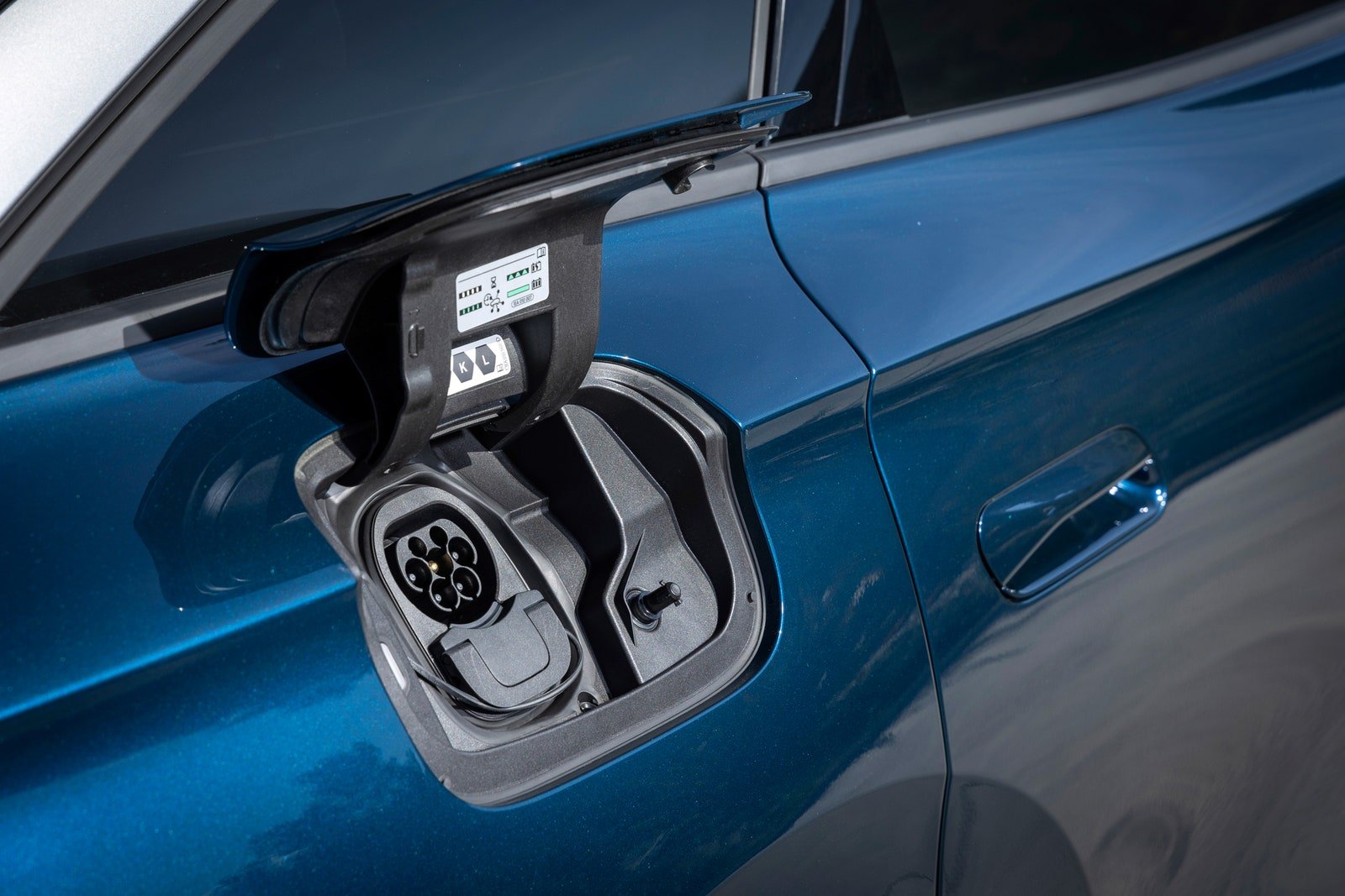 Gros plan sur le port de charge de la Volkswagen ID.7 EV