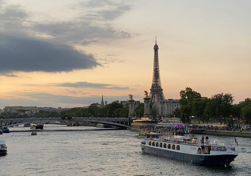 10 raisons de louer une péniche à Paris