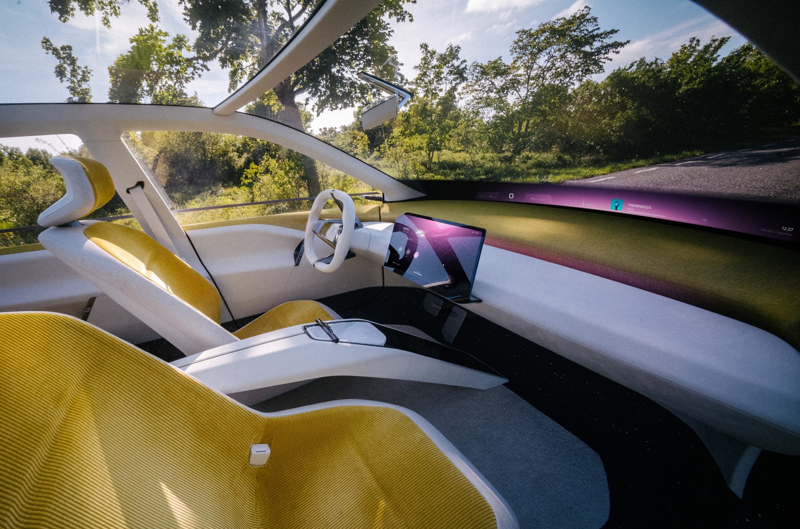 Vue intérieure de l'écran et du tableau de bord du concept-car BMW Neue Klasse