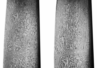 Deux vues d'une lame d'épée présentant des motifs gris et argentés irréguliers.