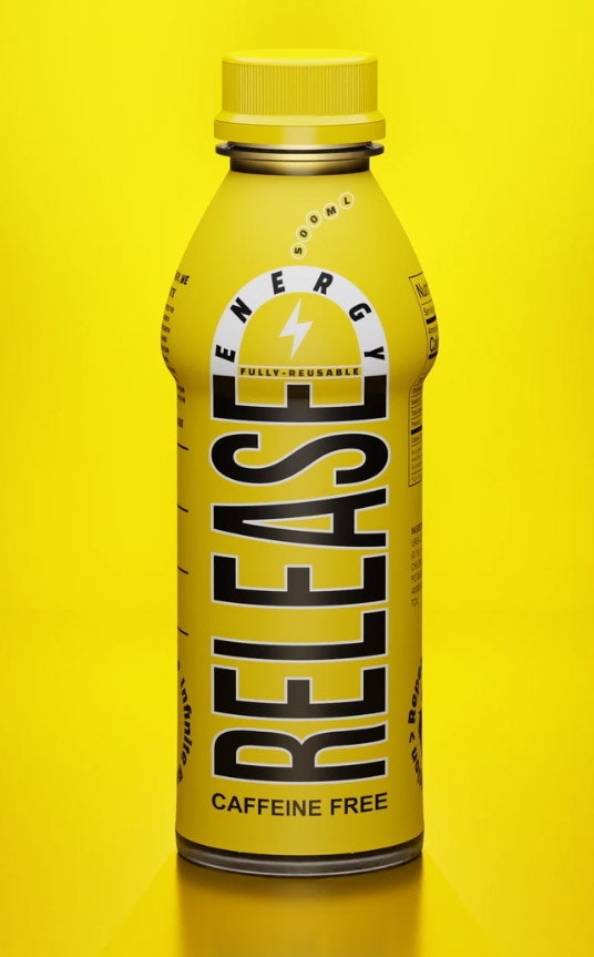 Bouteille de boisson jaune sur fond jaune