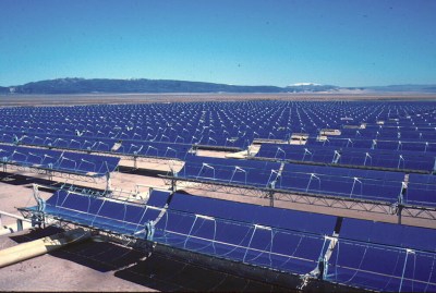Une partie du complexe solaire SEGS de 354 MW dans le nord du comté de San Bernardino, en Californie.