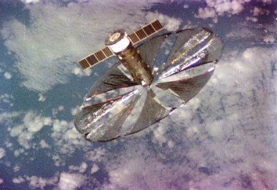 Le miroir spatial Znyamya 2 en orbite.  (Crédit : RSC Energia)