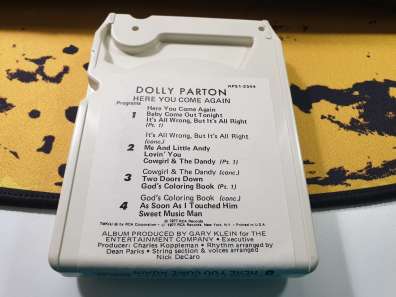 Une copie de Here You Come Again de Dolly Parton en 8 pistes, chérie.